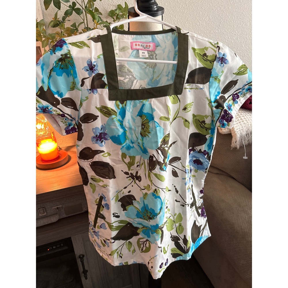 Koi by Kathy Peterson Floral Scrub Top Womens XS Blue Green Cotton NWOT